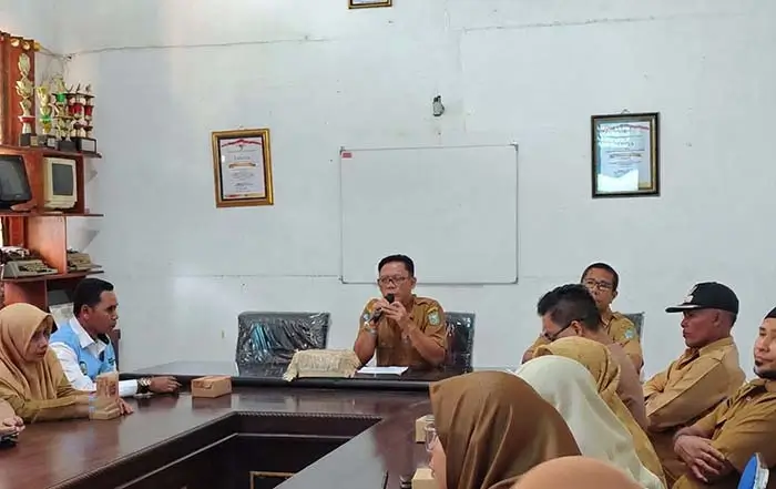 Sekretaris Bappeda Kabupaten Bima, Dadang Erawan, ST., ME memimpin rakor Sinkronisasi Pembinaan dan Peningkatan Kapasitas Penerima Bantuan Program Desa Berdaya Transformati di Ruang Rapat Bima Bermartabat Bappeda Kabupaten Bima, Selasa (6/10/2026).