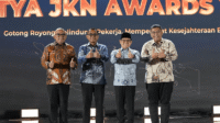 Menteri Koordinator Bidang Pemberdayaan Masyarakat, Abdul Muhaimin Iskandar bersama Direktur Utama BPJS Kesehatan, Prihati Pujowaskito pada kegiatan Satya JKN Awards.