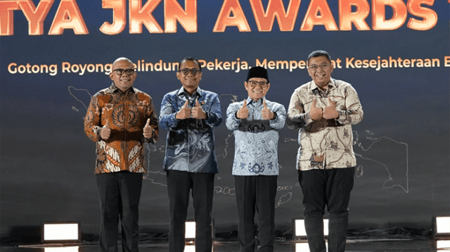 Menteri Koordinator Bidang Pemberdayaan Masyarakat, Abdul Muhaimin Iskandar bersama Direktur Utama BPJS Kesehatan, Prihati Pujowaskito pada kegiatan Satya JKN Awards.