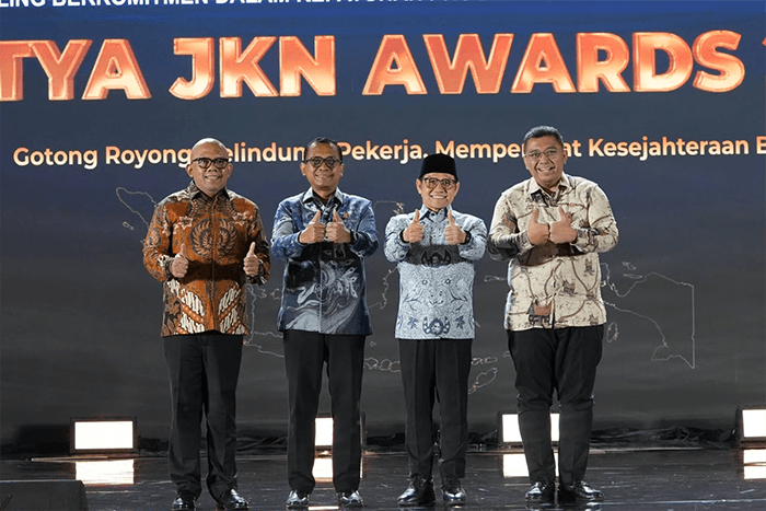 Menteri Koordinator Bidang Pemberdayaan Masyarakat, Abdul Muhaimin Iskandar bersama Direktur Utama BPJS Kesehatan, Prihati Pujowaskito pada kegiatan Satya JKN Awards.