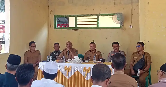 Suasana rapat pembahasa penataan administrasi tanah untuk pembangunan fasilitas Korps Marinir TNI AL yang digelar di Aula Kantor Desa Bajo Kecamatan Soromandi Kabupaten Bima, Selasa (29/9/2026).