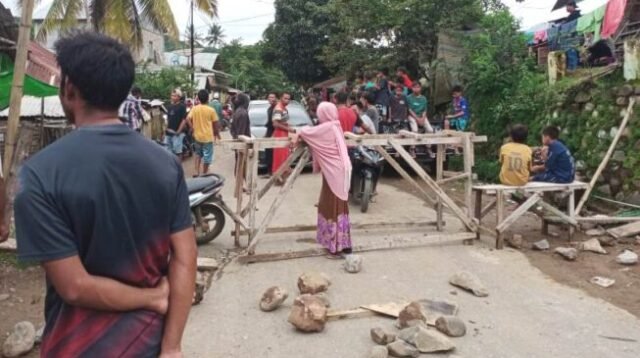 Dokumen aksi penutupan ruas jalan di Bima oleh warga.