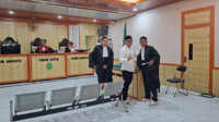 Mantan Kasat Narkoba Polres Bima Kota, Malaungi di sela menjalani sidang kasus narkotika di PN Raba Bima.