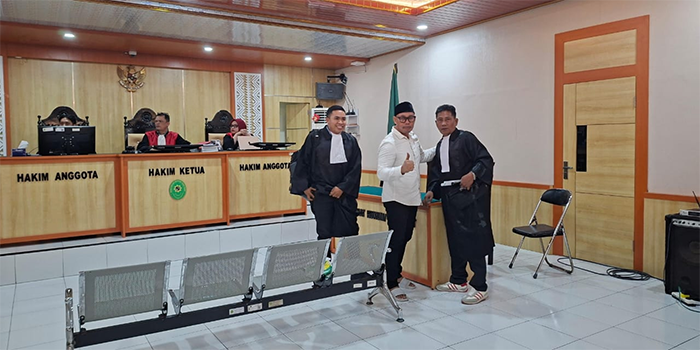 Mantan Kasat Narkoba Polres Bima Kota, Malaungi di sela menjalani sidang kasus narkotika di PN Raba Bima.