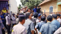 Suasana eksekusi objek jaminan debitur yang telah dilelang di Dusun Bante Desa Tente Kecamatan Woha Kabupaten Bima oleh Panitera PN Raba Bima, Rabu (28/10/2026). Foto US/ Berita11.com.