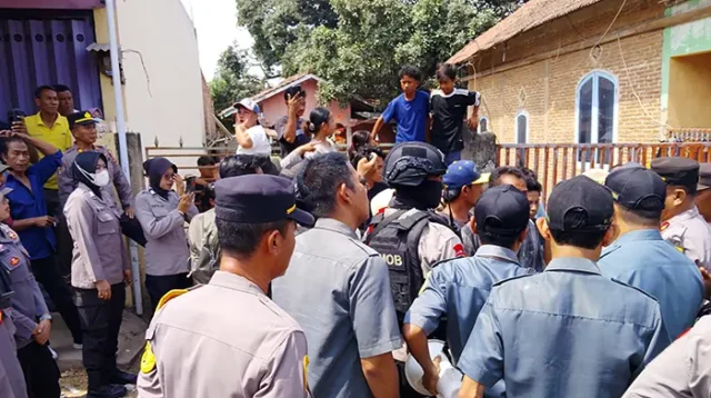Suasana eksekusi objek jaminan debitur yang telah dilelang di Dusun Bante Desa Tente Kecamatan Woha Kabupaten Bima oleh Panitera PN Raba Bima, Rabu (28/10/2026). Foto US/ Berita11.com.