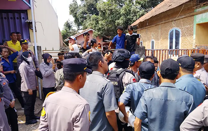 Suasana eksekusi objek jaminan debitur yang telah dilelang di Dusun Bante Desa Tente Kecamatan Woha Kabupaten Bima oleh Panitera PN Raba Bima, Rabu (28/10/2026). Foto US/ Berita11.com.