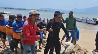 Evakuasi jenazah Muhidin, pemancing yang ditemukan dalam kondisi meninggal dunia pada Minggu (10/10/2026) sekira pukul 12.00 WITA. Korban ditemukan mengambang sekitar 10 meter dari lokasi kejadian perkara (LKP).