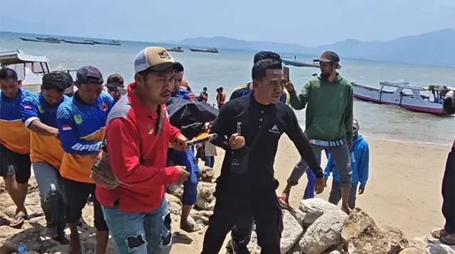 Evakuasi jenazah Muhidin, pemancing yang ditemukan dalam kondisi meninggal dunia pada Minggu (10/10/2026) sekira pukul 12.00 WITA. Korban ditemukan mengambang sekitar 10 meter dari lokasi kejadian perkara (LKP).
