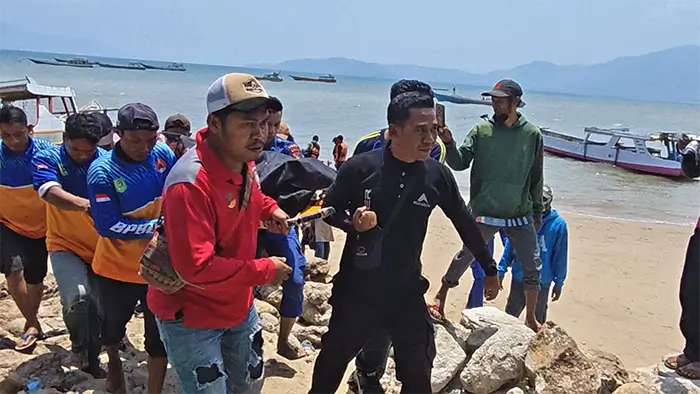 Evakuasi jenazah Muhidin, pemancing yang ditemukan dalam kondisi meninggal dunia pada Minggu (10/10/2026) sekira pukul 12.00 WITA. Korban ditemukan mengambang sekitar 10 meter dari lokasi kejadian perkara (LKP).