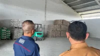 Kabid Perdagangan Disperindag Kabupaten Bima, Juraidin saat melaksanakan inspeksi mendadak di gudang semen di wilayah Kabupaten Bima.