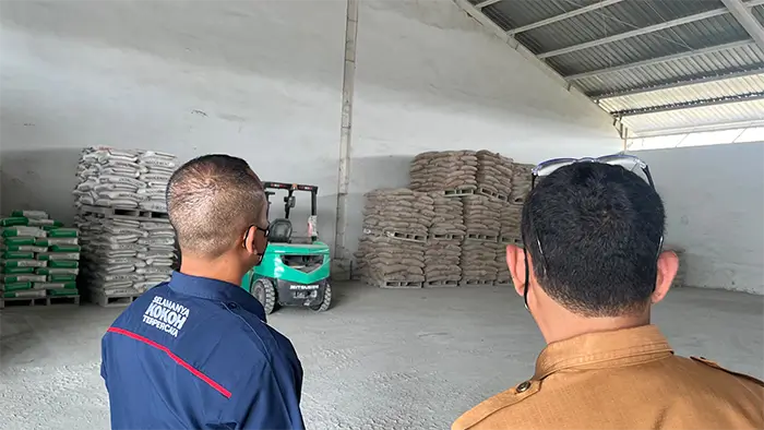 Kabid Perdagangan Disperindag Kabupaten Bima, Juraidin saat melaksanakan inspeksi mendadak di gudang semen di wilayah Kabupaten Bima.
