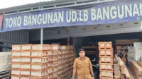 Petugas Disperindag Kabupaten Bima, saat melaksanakan inspeksi mendadak di toko semen di wilayah Kabupaten Bima.