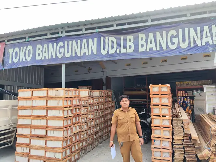 Petugas Disperindag Kabupaten Bima, saat melaksanakan inspeksi mendadak di toko semen di wilayah Kabupaten Bima.