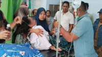 Korban setelah dievakuasi ke Puskesmas oleh personil Polsek Madapangga.