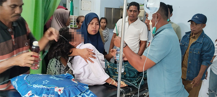 Korban setelah dievakuasi ke Puskesmas oleh personil Polsek Madapangga.