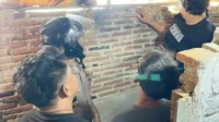 Aparat Kepolisian saat menggerebek rumah warga di Kelurahan Melayu terkait kepemilikan sabu-sabu.