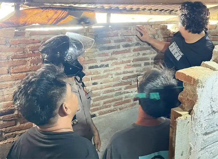 Aparat Kepolisian saat menggerebek rumah warga di Kelurahan Melayu terkait kepemilikan sabu-sabu.
