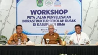 Direktur Yayasan YISA Ambalawi Mbojo, Junaidin bersama Asisten Pemerintahan dan Kesejahteraan Rakyat Sekretariat Daerah Kabupaten Bima, Fathullah dan fasilitator workshop, Assoc. Prof. Dr Ihlas Hasan.
