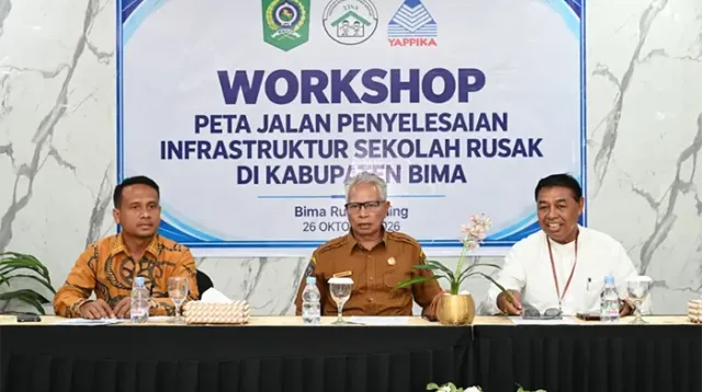Direktur Yayasan YISA Ambalawi Mbojo, Junaidin bersama Asisten Pemerintahan dan Kesejahteraan Rakyat Sekretariat Daerah Kabupaten Bima, Fathullah dan fasilitator workshop, Assoc. Prof. Dr Ihlas Hasan.