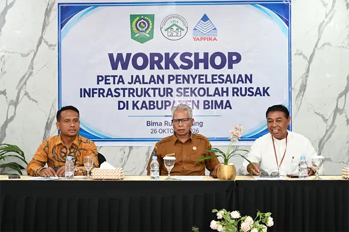 Direktur Yayasan YISA Ambalawi Mbojo, Junaidin bersama Asisten Pemerintahan dan Kesejahteraan Rakyat Sekretariat Daerah Kabupaten Bima, Fathullah dan fasilitator workshop, Assoc. Prof. Dr Ihlas Hasan.