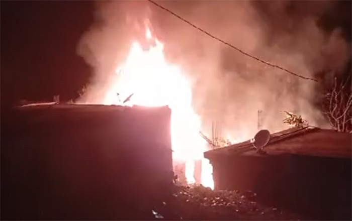 Kondisi rumah warga di Desa Mbawa Kecamatan Donggo Kabupaten Bima yang ludes terbakar, Kamis malam (29/10/2026).