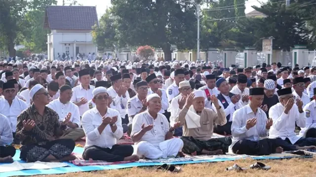 Suasana doa usai Sholat Istisqa di halaman Kantor Wali Kota Bima sebagai ikhtiar spiritual memohon turunnya hujan di tengah kondisi kekeringan.