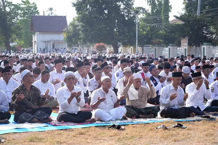 Suasana doa usai Sholat Istisqa di halaman Kantor Wali Kota Bima sebagai ikhtiar spiritual memohon turunnya hujan di tengah kondisi kekeringan.